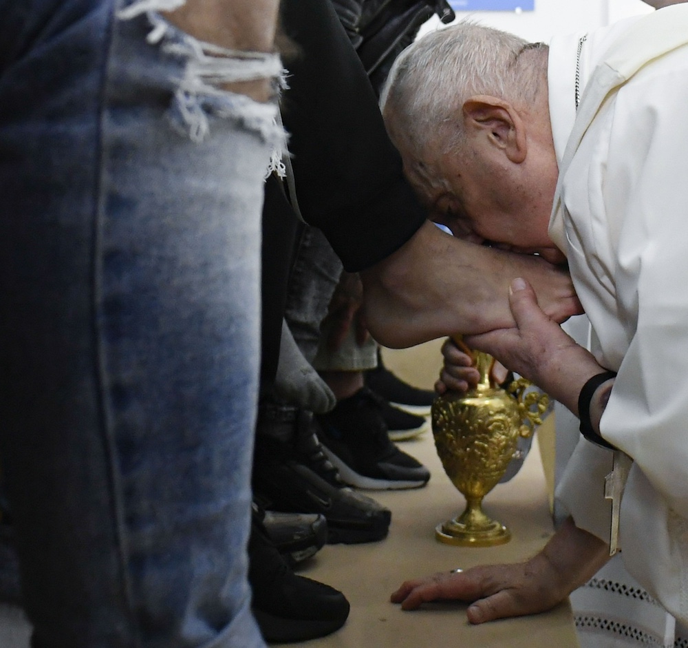 pope francis washing